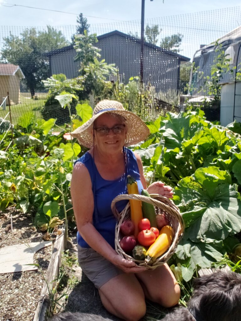 Photo Suzann in garden hat